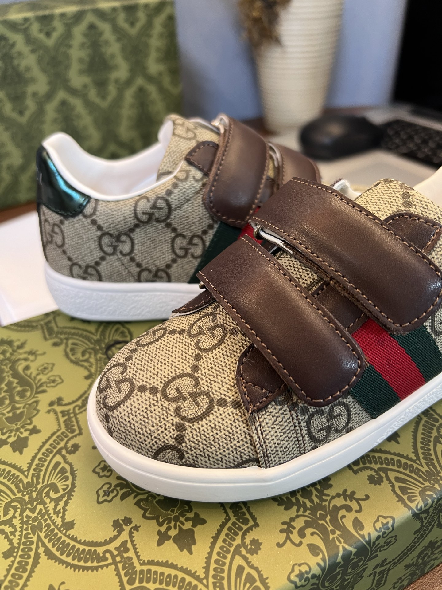 Children's shoes child